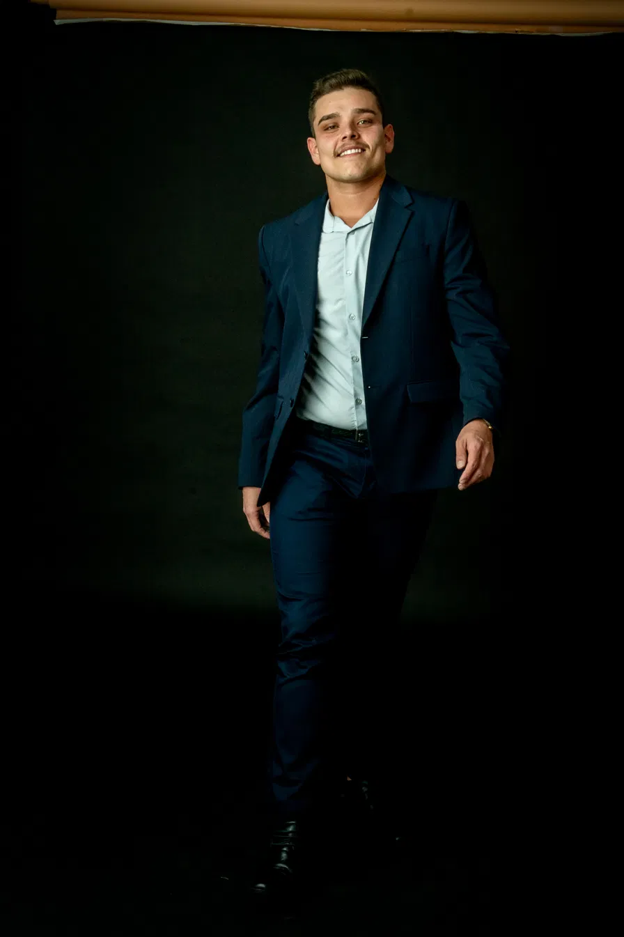 Dr. Matheus caminhando no consultório